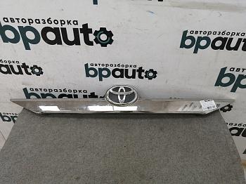 Накладка крышки багажника; под камер. 76801-33340 для Toyota Camry 50 2012 — 2014 БУ; Оригинал; Р1, Мелкий дефект;